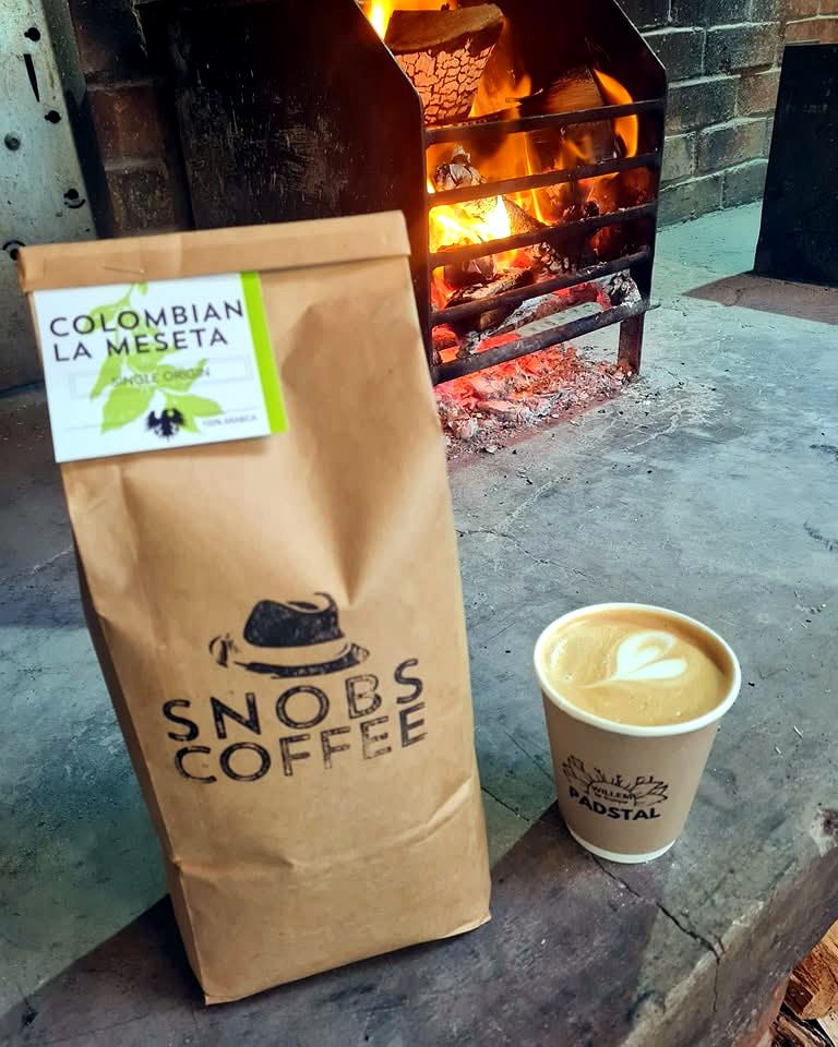 Snobs-koffie en cappuccino by die vuur
