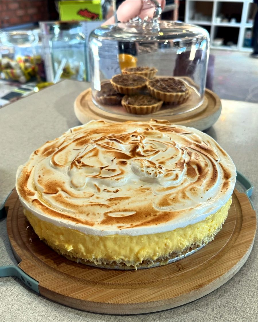 Suurlemoen-meringue tert
