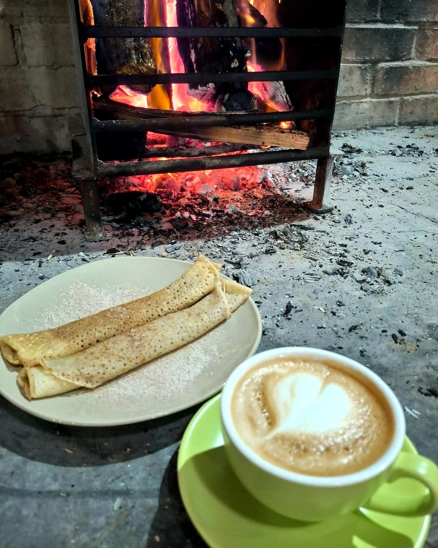 Pannekoek en cappuccino by die vuur