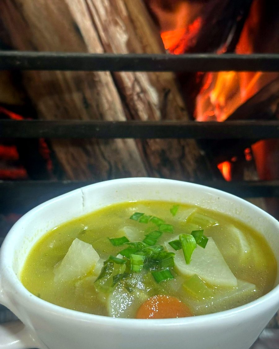 Warm sop by die vuur