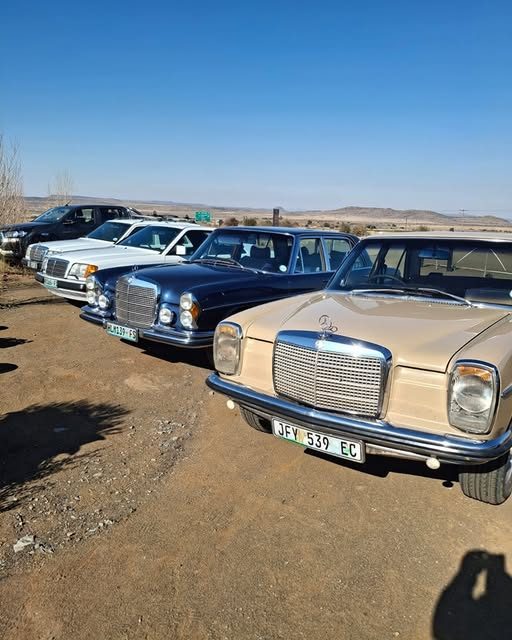 Klassieke Mercedes-motors op besoek by die padstal