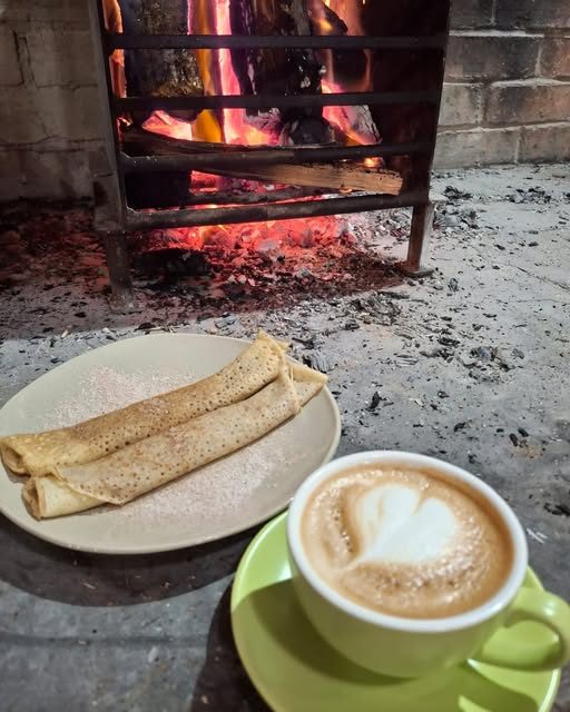 Pannekoek en cappuccino by die vuur